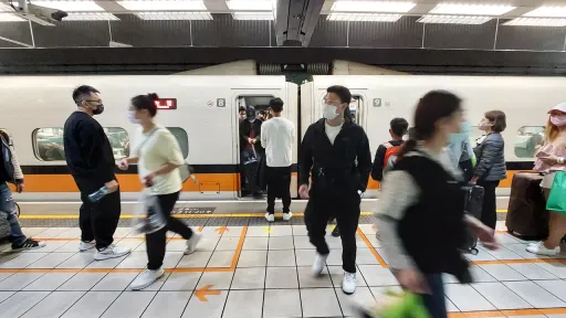 妹子高鐵打翻飲料！竟先發限動比YA　拒擦地板原因讓人怒了