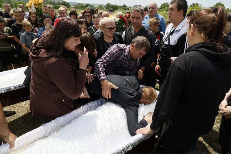 親友與姊妹告別。美聯社