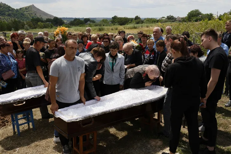 親友與姊妹告別。美聯社