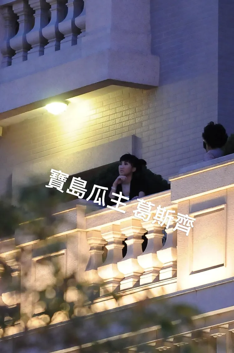 葛斯齊貼出照片表示，李玟知道他們工作需要，突然站到陽台來。翻攝自葛斯齊臉書