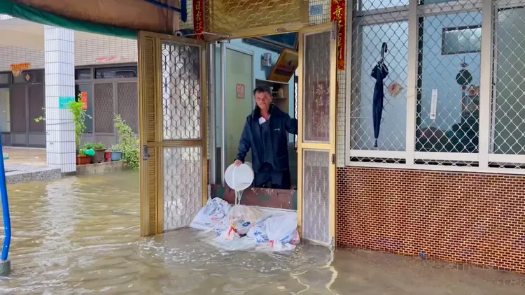 有住戶早架起沙包，仍逃不掉水欺家園。王志弘攝