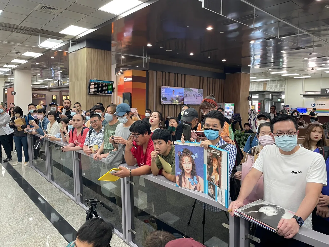 現場約200名粉絲拿著珍藏寶貝到場接機。彭欣偉攝