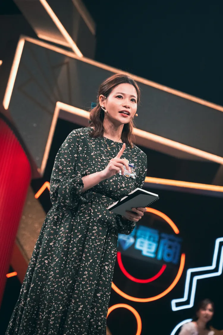 羅莉塔挺著肚子錄影。三立提供