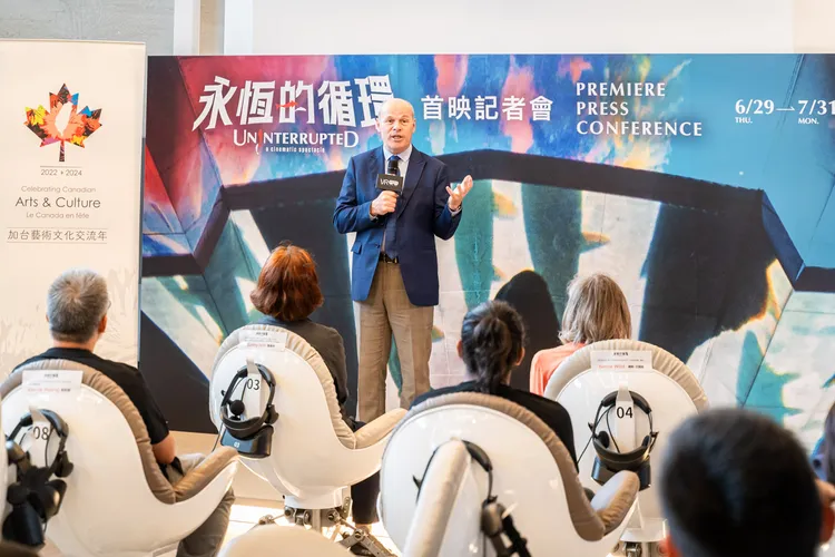 駐台北貿易辦事處代表倪傑民蒞臨VR體感劇院。文化局提供