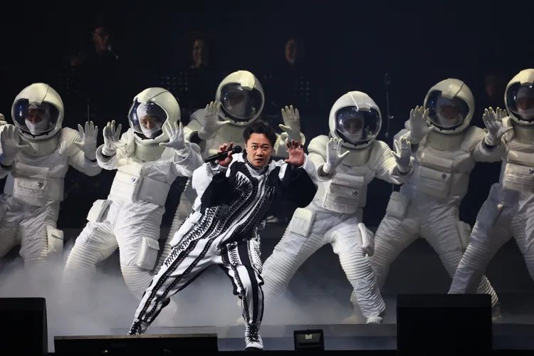 陳奕迅穿著太空裝與一群太空人舞台上共舞。彭欣偉攝