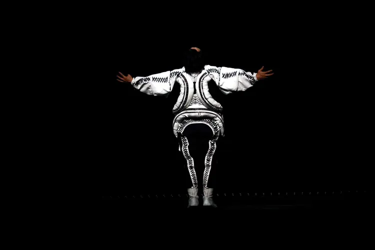 陳奕迅的太空裝十分搶眼。彭欣偉攝