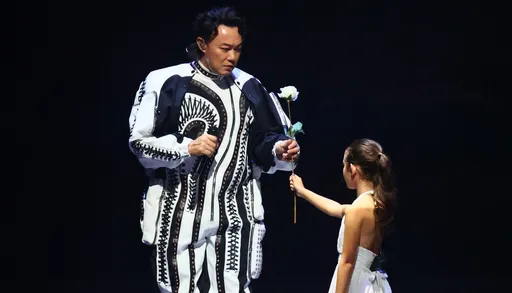 陳奕迅小巨蛋躺床爬蟲入侵耳朵嘴巴　開唱收小女孩獻花動容