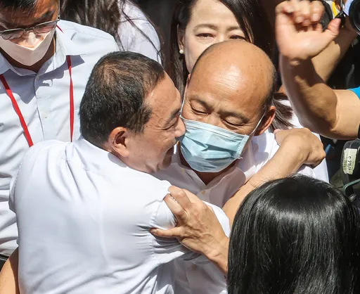 侯友宜擁抱韓國瑜5秒 現場影片曝!網友看傻:不選的比選的受歡迎