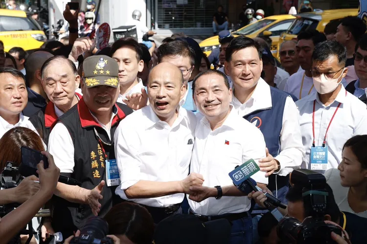 新北市長侯友宜（右）、高雄市前市長韓國瑜（左）。林林攝