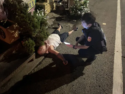 男子酒醉大字形躺路边 大园警协助护送返家
