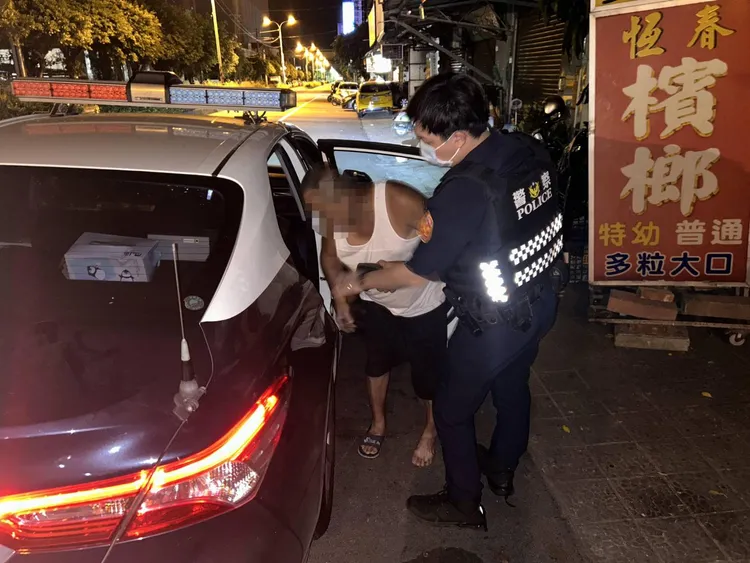 警員護送返家。大園警分局提供