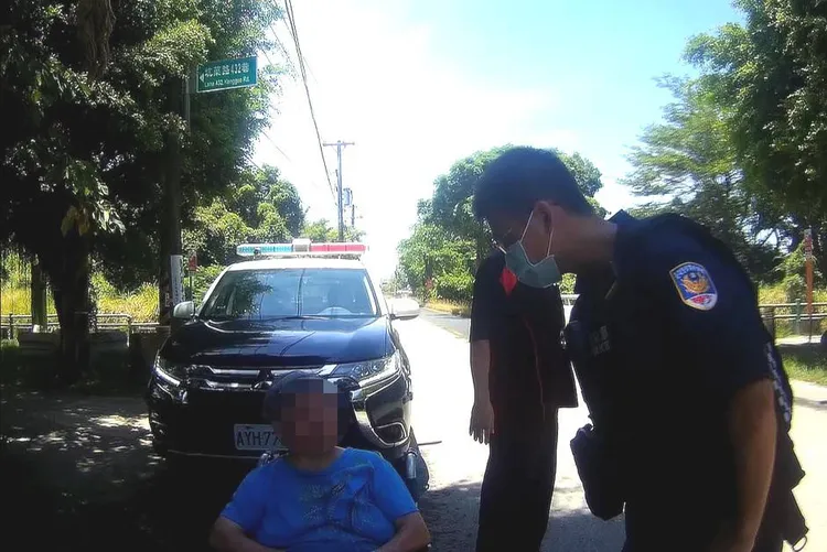 老婦人遭丟包徘徊路邊。大園警分局提供