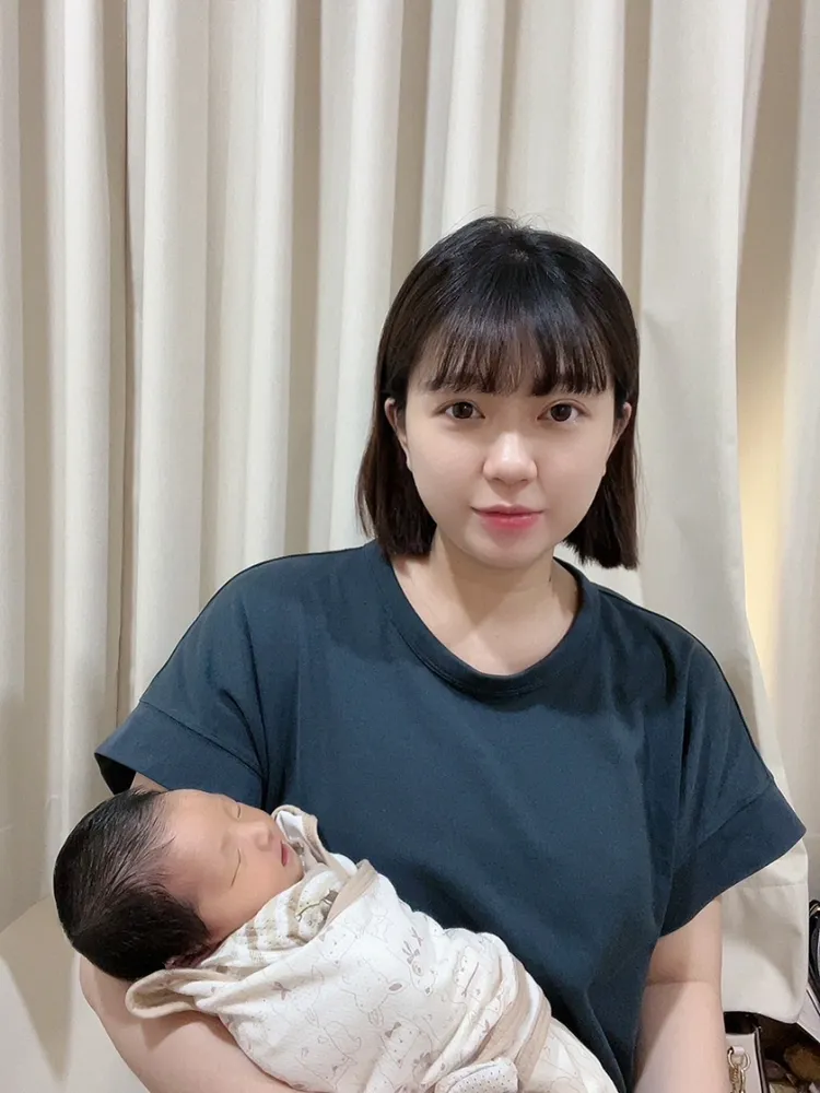 媽媽手上抱的女嬰，正是第1位領到南投市公所3萬元生育津貼的新生兒。市公所提供