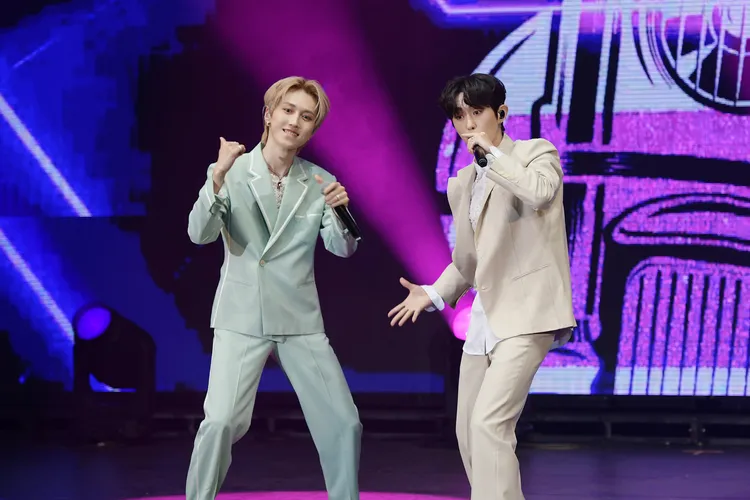 M.O.N.T由主唱Bitsaeon（右）、Roda組成。華藝娛樂提供