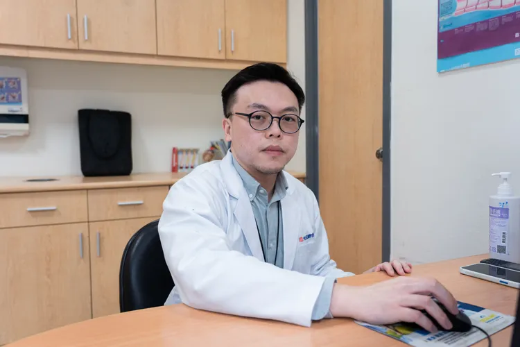 鄭嘉緯醫師提醒，平常上廁所時多看一眼尿液的色澤變化，若有異常及早就醫。院方提供