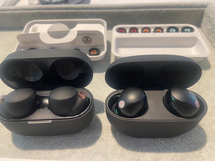 WF-1000XM5(右)相較前代多了一組小耳塞，共3種大小可供選擇。陳揚盛攝