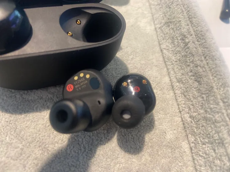 WF-1000XM5(右)相較前代減少約25%的體積以及20%的重量。陳揚盛攝