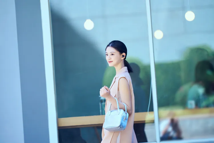 WF-1000XM5 雙邊耳機各配備了雙後饋及前饋麥克風共3組麥克風，能高效消弭低頻噪音且更精準的捕捉環境聲音，有效提升降噪效能。Sony提供