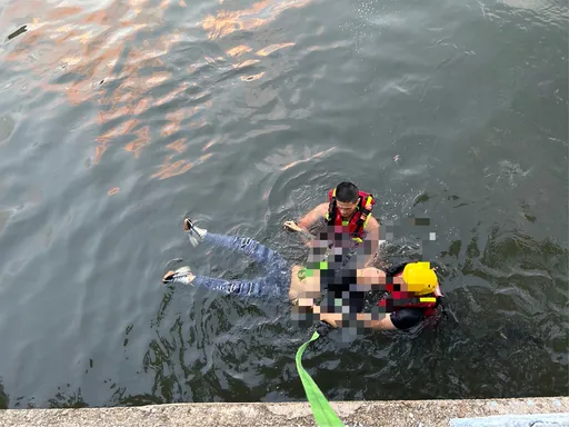 台南運河驚傳女子落水命危 消防人員即刻救援搶命