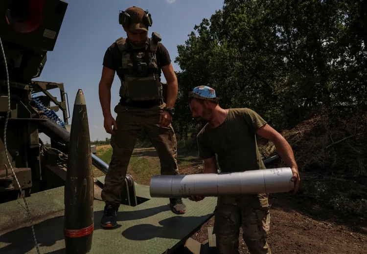 烏軍6日在巴赫穆特附近，以烏國國產自走砲2S22「博達納」(2S22 Bohdana)攻擊俄軍陣地。路透社