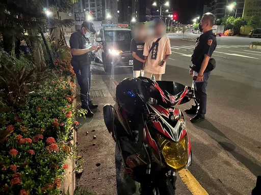 八里9屁孩並排飆車競速還逆向 警攔查開罰逾10萬元