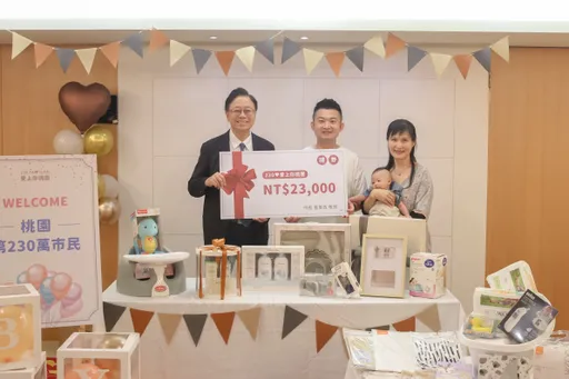 桃園第230萬市民亮相!是520出生的他 張善政贈好禮、持續打造宜居城市