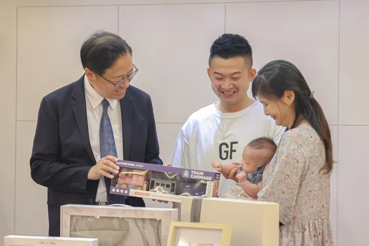 桃園人口破230萬，朱小弟成為第230萬位市民。桃園市府提供