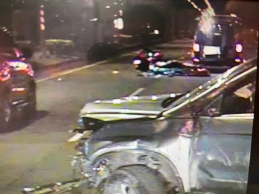 驚悚片｜超載又競速！？過彎撞石墩翻滾好幾圈　2女拋飛車外6人送醫