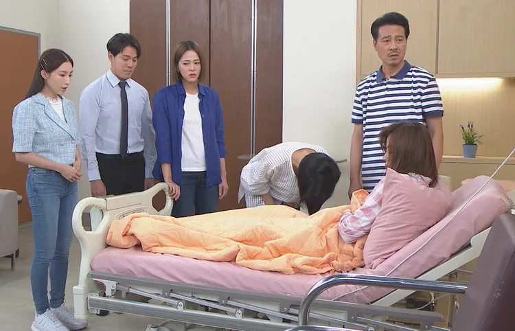 王瞳（右）第一時間不敢相信自己流產，陳仙梅鞠躬道歉，情緒相當激動。民視提供