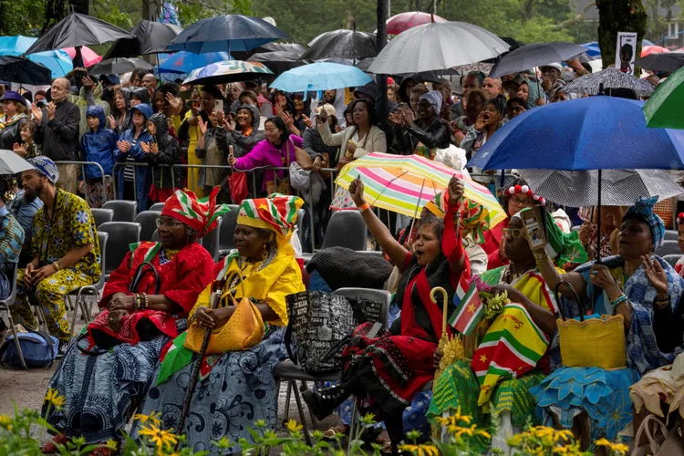 參加典禮的當年奴隸後裔代表。路透社
