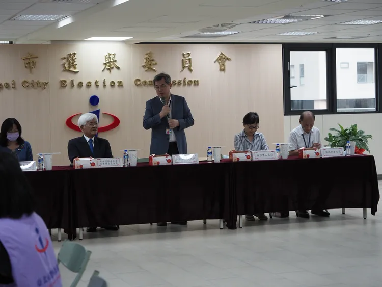 李進勇到北市選委會視察。北市選委會提供