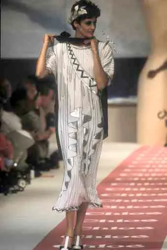 錯視手法為拉格斐設計注入趣味元素，圖為超模Ines de la Fressange於Chloé 1984春夏大秀上演繹「Cretoise」洋裝。品牌提供