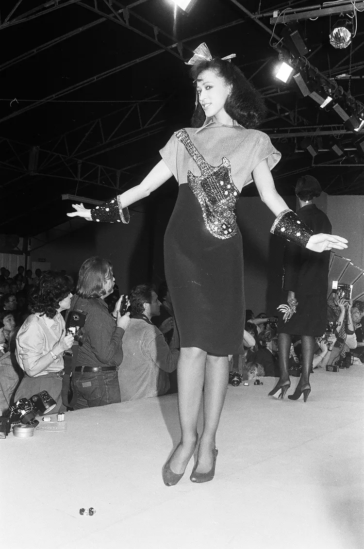 拉格斐的繆斯女神Pat Cleveland，於1983年春夏大秀上身著「Aurélien」洋裝。品牌提供