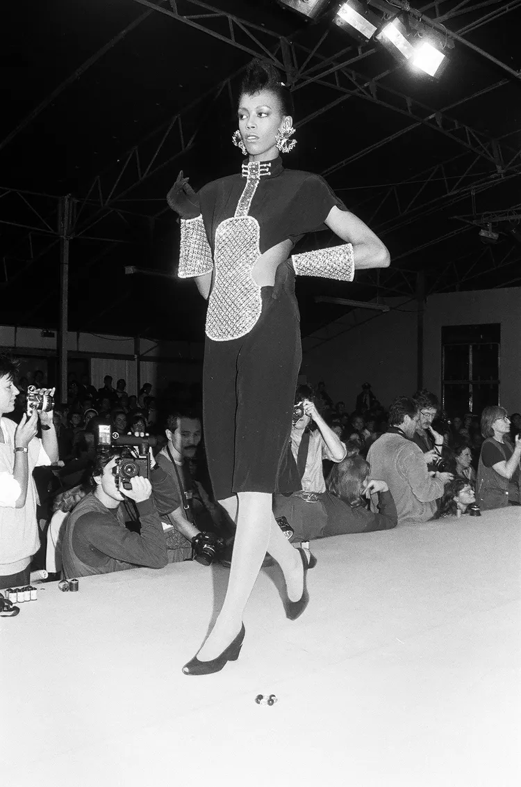 拉格斐受17世紀義大利製琴師Nicola Amati所製作的小提琴啟發，打造出1983年春夏系列的「Angkor」洋裝。品牌提供