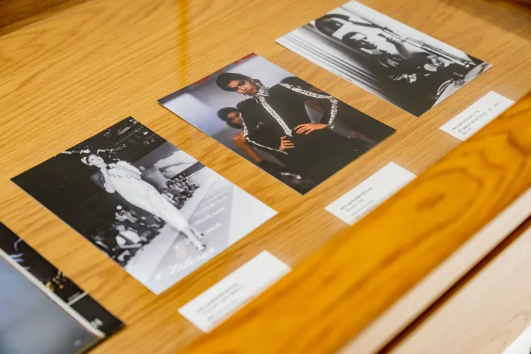 《Karl Lagerfeld典藏系列特展》中，也陳列了拉格斐執掌Chloé年代的影像、手稿以及當時雜誌刊登作品的內容。品牌提供