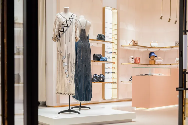 即日起至7月23日止於Chloé台北微風南山專門店內舉辦的《Karl Lagerfeld典藏系列特展》，展示了3件拉格斐時期的古董衣。品牌提供