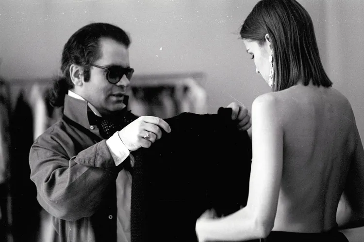 拉格斐（左）在Chloé工作室為模特兒Ramona定裝試衣。品牌提供