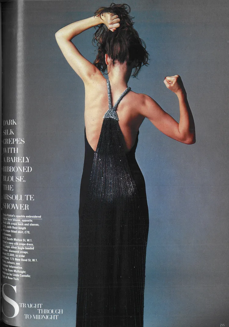 時尚雜誌《VOGUE》英國版於1983年10月刊出了Chloé捕捉蓮蓬頭灑下水柱畫面的「Brise」洋裝。品牌提供