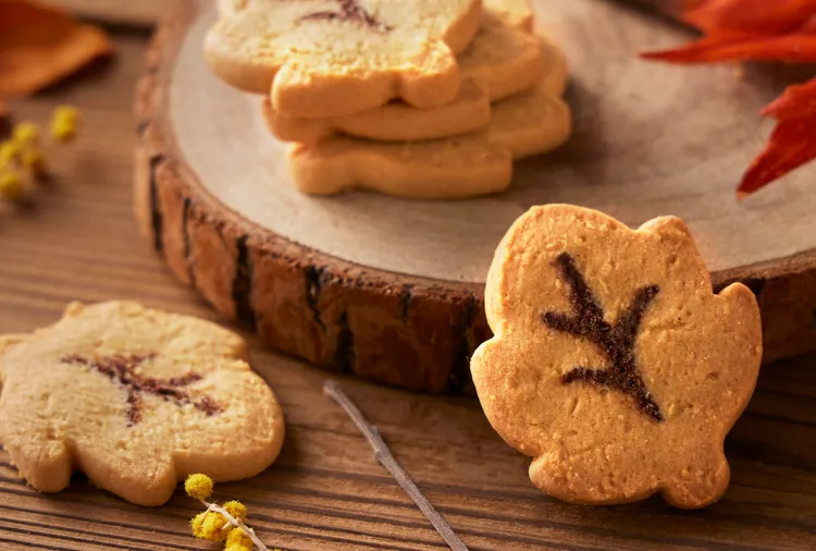 南瓜起司楓葉餅乾嚴選台灣在地南瓜研磨成粉揉製麵糰，拌入堅果脆粒提升口感，最後削入帕瑪森起司。Aunt Stella 詩特莉提供