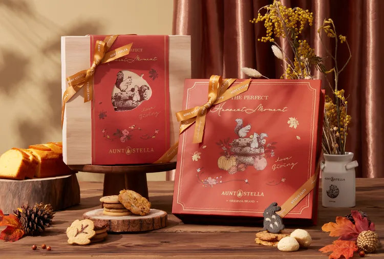 Aunt Stella 詩特莉再度推出全新設計的書盒與木盒，搭配全新精緻典雅的袖套設計。「秋馥」售價680元，「秋馥之美」售價850元。Aunt Stella 詩特莉提供