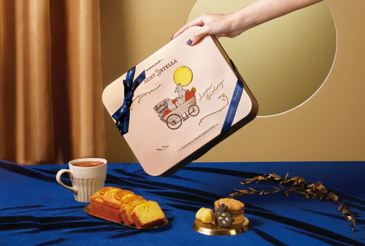 Aunt Stella 詩特莉攜手「兒福聯盟」共同推出「月韶」公益款禮盒，每售出一盒詩特莉即提撥20元捐贈予兒福聯盟，禮盒售價1080元起。Aunt Stella 詩特莉提供