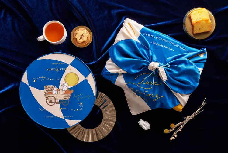 布紋材質的雙層圓形盒「月舞」禮盒售價1800元，全台限量5000盒。Aunt Stella 詩特莉提供