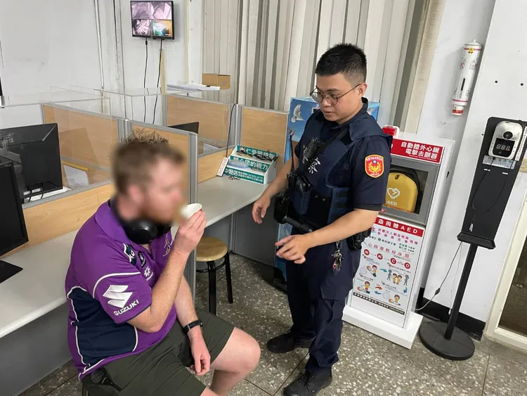 警方將澳籍男子帶返警所休息。平鎮警分局提供