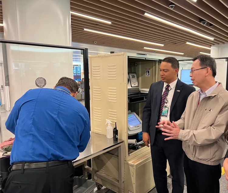 民航局林國顯局長與驗證團實地訪查舊金山機場安檢措施。桃機提供