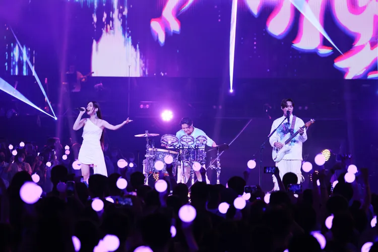 告五人高雄巨蛋開唱，全場歡聲雷動。相信音樂提供