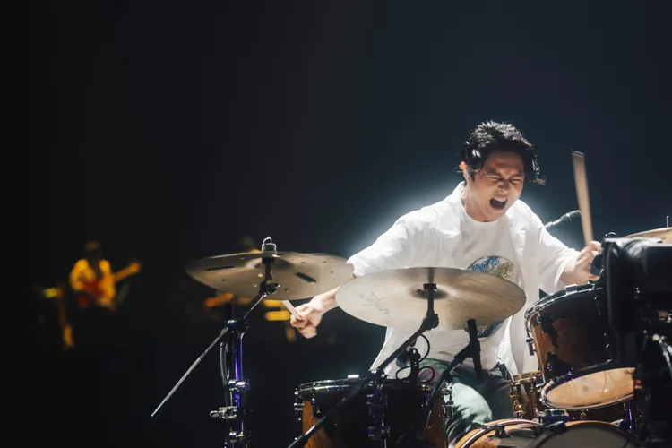 哲謙認真打鼓。相信音樂提供