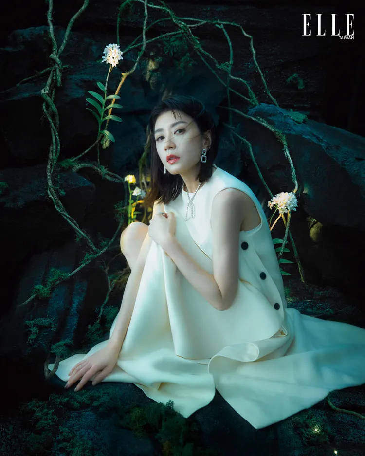 賈靜雯佩戴Harry Winston珠寶入鏡。《ELLE》提供