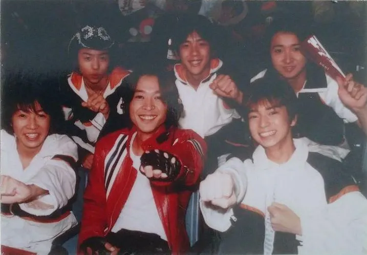 1999年由「嵐」代言世界盃排球賽並出道，「V6」隊長坂本昌行（前排中）到場助陣。翻攝日本yahoo