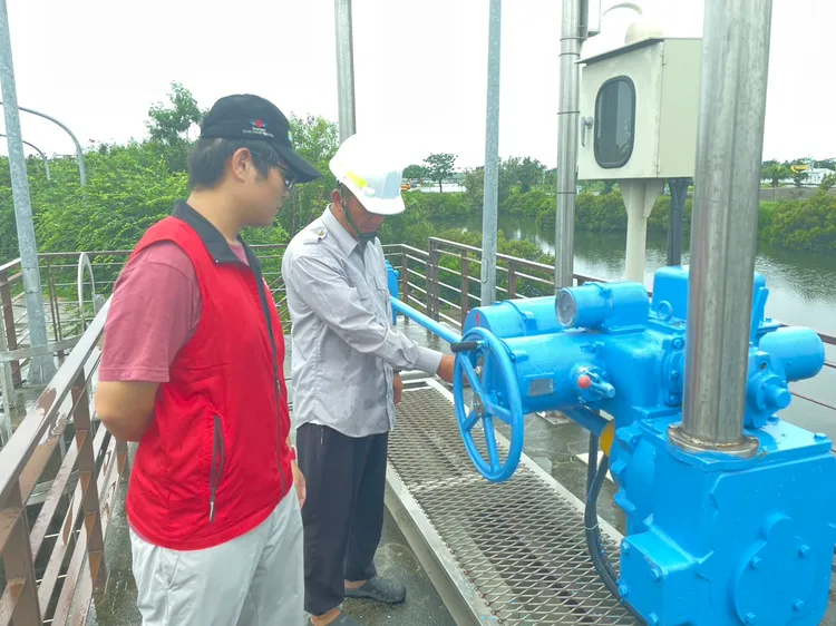 水利局人員進行抽水機設備運轉檢查。水利局提供