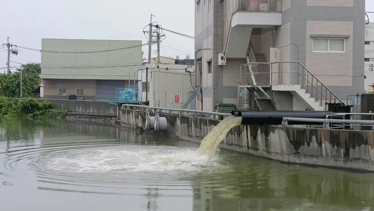 海尾寮E站抽水站啟動抽水。水利局提供